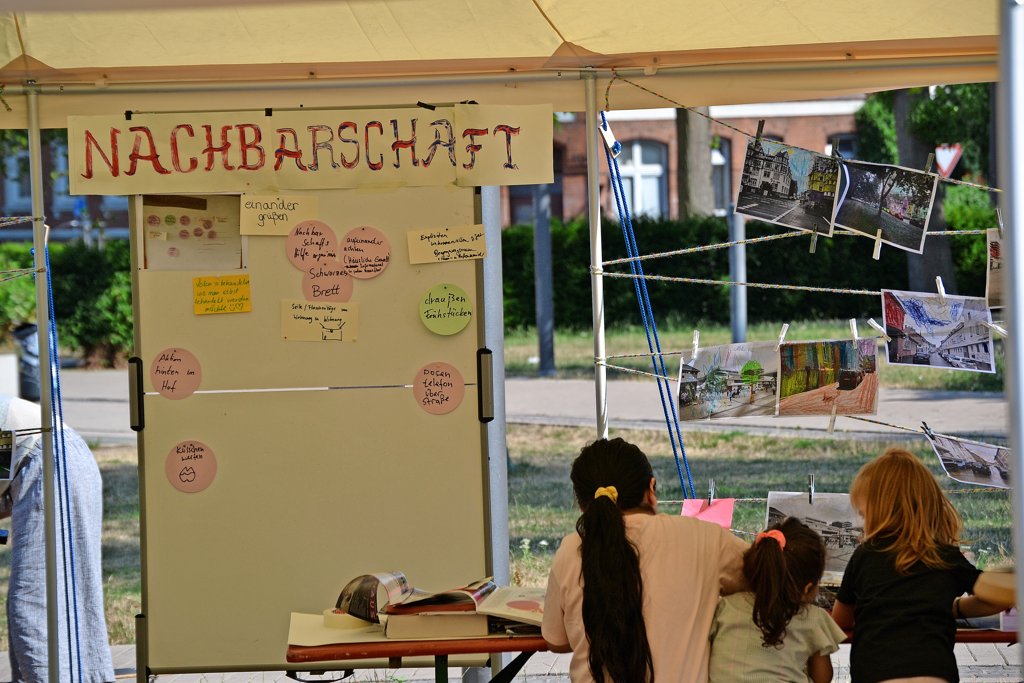 Sign reading Nachbarschaft (Neighborhood) at a stand